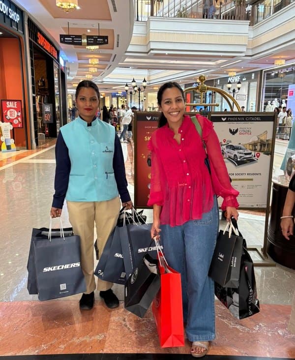 A Wheelerz attendant carrying a shopper’s bags